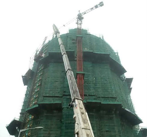 敖汉吊车在工地上作业